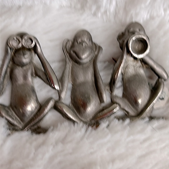 Silly Silver Monkeys hear no evil, see no evil speak no evil metal/ New brooch - Picture 6 of 10